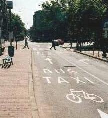 Plac Inwalidow - pas dla rowerow i komunikacji zbiorowej